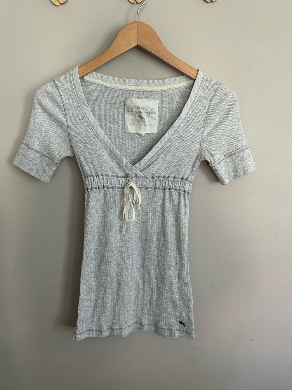 Y2K Abercrombie & Fitch Light Gray Ribbed Knit Babydoll Tee